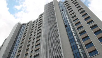 Во дворе проблемного ЖК «Квартал Триумфальный» уложили тротуарную плитку на пешеходных дорожках