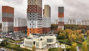 Территорию площадью почти 7 тыс. кв. м благоустроили около нового Дворца бракосочетания в Митине