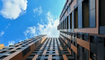 Почти 400 горожан оформили документы на квартиры в новостройке по реновации в Черёмушках