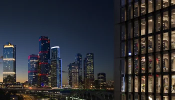 Деликатная подсветка украсит офисную башню в районе Филёвский Парк в вечернее время