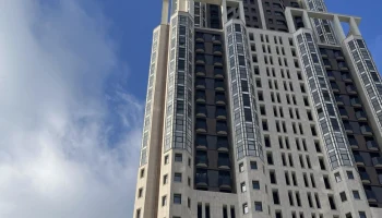 На кровле стилобата проблемного ЖК «Академ Палас» завершена кладка плитки