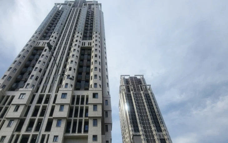 В паркинге проблемного ЖК «Академ Палас» смонтировали навигационные знаки и обзорные зеркала