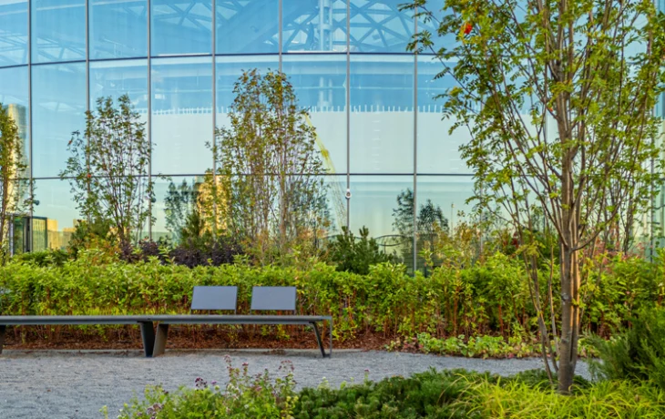 Зона отдыха с ландшафтным парком создана на стилобате офисного центра в ЦАО