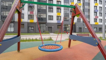 Почти 140 детских и спортивных площадок оборудовали во дворах новостроек по реновации в СВАО