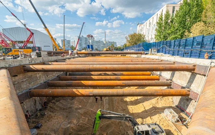 Завершено устройство ограждающей конструкции котлована будущей станции метро «Кленовый бульвар» Завершено устройство ограждающей конструкции котлована будущей станции метро «Кленовый бульвар»