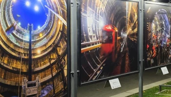 Фотовыставка в честь Дня метростроителя открылась на Тверском бульваре