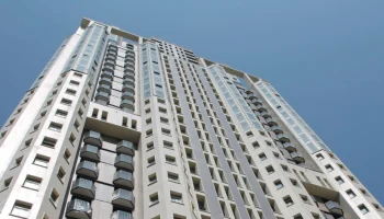 У корпусов проблемного ЖК «Академ Палас» установили скамейки для маломобильных людей