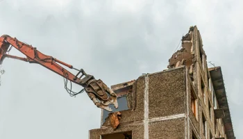 В Черемушках демонтировали 10 домов по программе реновации