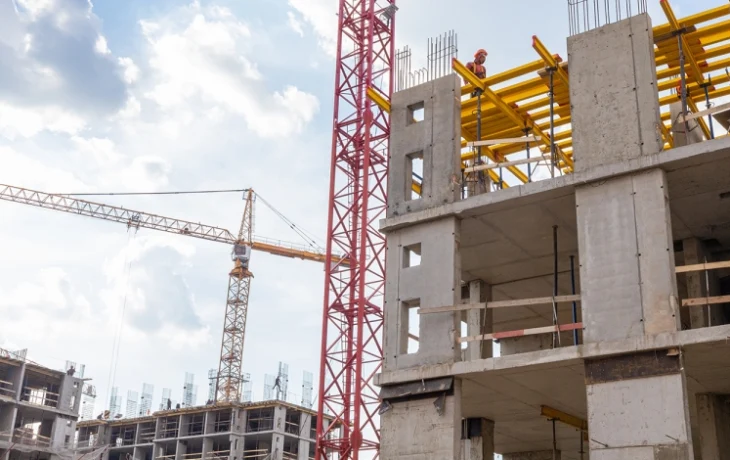 В Москве утвердили новые требования к оформлению временных ограждений на стройплощадках