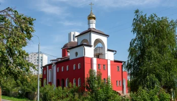 Главный купол и крест увенчали первый в Москве храм Симеона Верхотурского