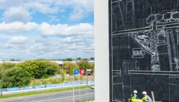 Завершается создание первого мурала с героями сказок на фасаде образовательного центра в Марьине