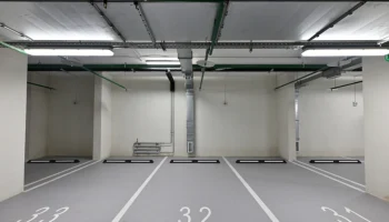 Предприниматель по требованию города отремонтировал здания служебных гаражей в районе Бабушкинский