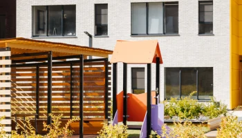 12 прогулочных зон с игровыми площадками обустроили в детском саду в Коммунарке