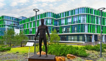 У центра хронических болезней в &laquo;Сколково&raquo; благоустроили более двух тысяч квадратных метров территории