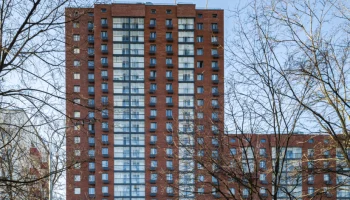 Свыше 50 семей переехали в новостройку по реновации на улице Артюхиной