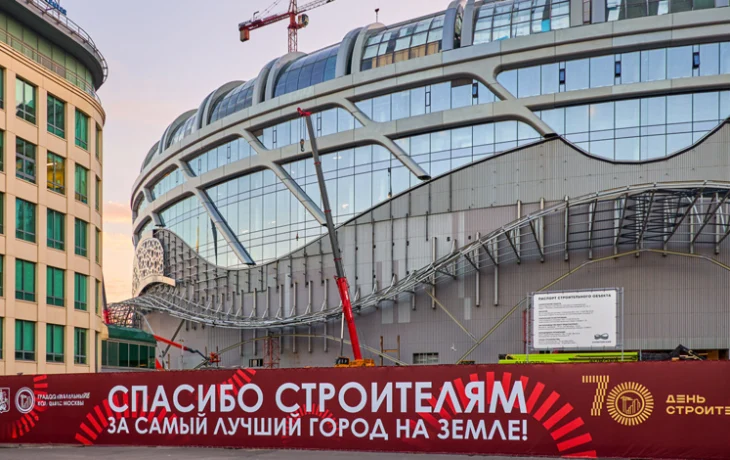 Башенные краны и строительные площадки Москвы украсили к юбилею Дня строителя