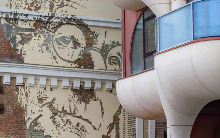 На Саввинской набережной восстановили панно с портретом Германа Гессе