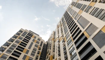 Порядка 650 человек заключили договоры на жилье по реновации в новостройке на улице Демьяна Бедного