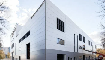 Фасады промышленного парка в районе Люблино облицуют тончайшими панелями из металла