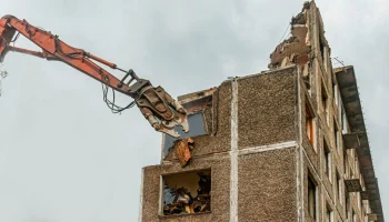 В Метрогородке демонтировали первые дома по программе реновации