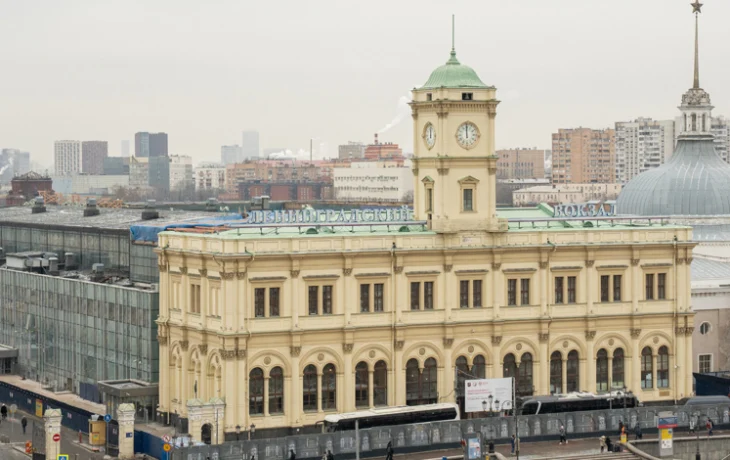 В здании Ленинградского вокзала начались кровельные работы