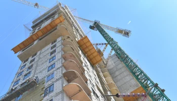 Более 100 жилых комплексов строят по реновации на месте сноса домов в 53 районах Москвы