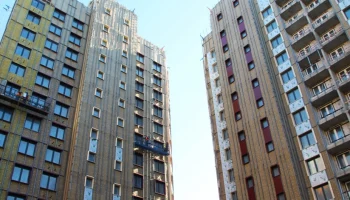 На третьем корпусе проблемного ЖК «Воскресенское» установили строительные леса