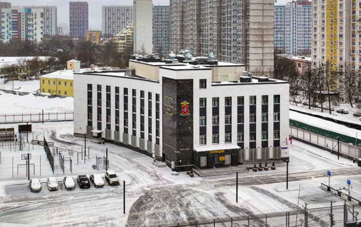 Территорию вблизи нового здания отдела полиции в районе Лосиноостровский комплексно благоустроили