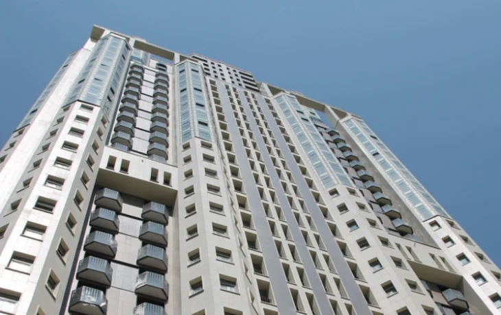 У корпусов проблемного ЖК «Академ Палас» установили скамейки для маломобильных людей