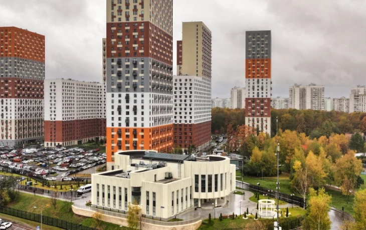 Территорию площадью почти 7 тыс. кв. м благоустроили около нового Дворца бракосочетания в Митине