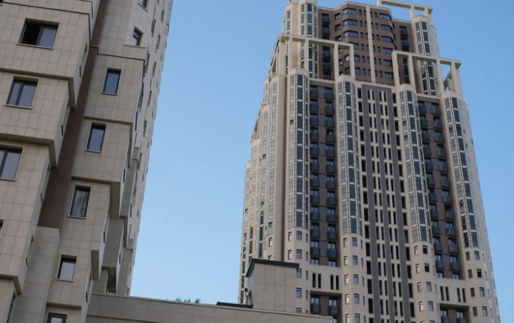 Во дворе проблемного ЖК «Академ Палас» уложен финишный слой асфальта Во дворе проблемного ЖК «Академ Палас» уложен финишный слой асфальта