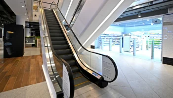 Здание с офисами и развлекательным центром построили на улице Авиаторов