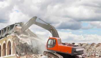 Почти 50 объектов в центре столицы признали самостроями через суд