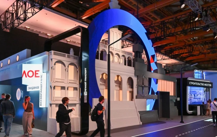 Инсталляция о строительстве мостов представлена на выставке «Та самая Москва»