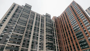 Более 600 участников реновации начали осмотр квартир в новом доме в Левобережном районе
